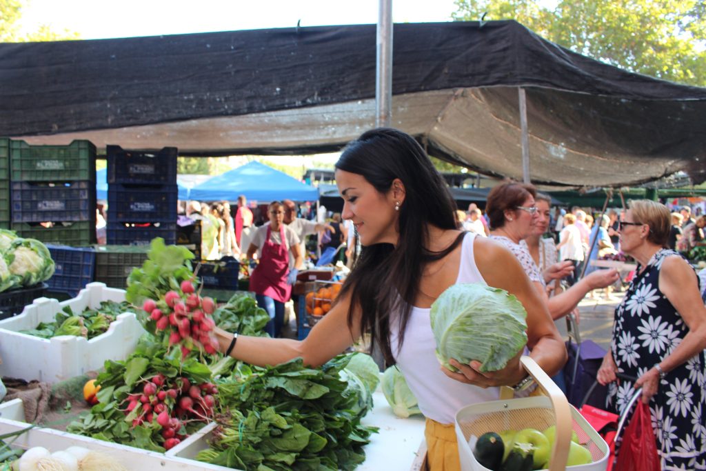 seleccionando los mejores productos de la huerta.